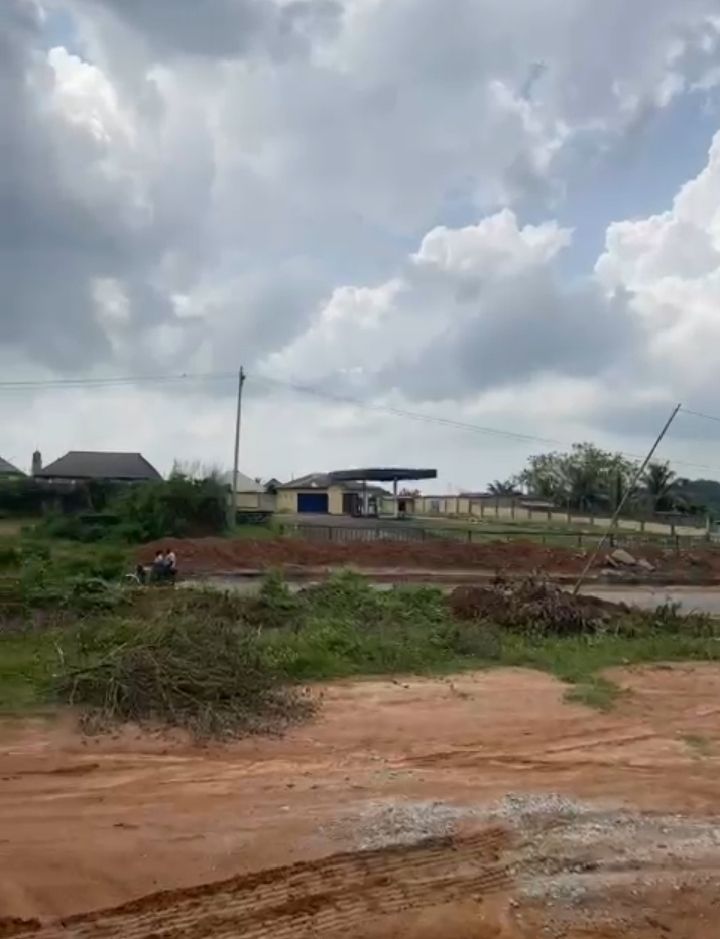 PLOTS OF LAND FOR SALE IN A NEW ESTATES LOCATED AT ATAN, OTA, OGUN STATE Plots for sale in a new Estate along idiroko road. This property comes with - Perimeter Fencing - ⁠Maximum Security - ⁠Good Road Network - ⁠CCTV - ⁠Good Drainage System - ⁠Street light and so much more. Property is 2 minutes drive from Atan bus stop Price - N15m per plot Land Title - C of O NEIGHBORHOOD: - CANAAN LAND, OTA - ⁠JALUPON RESORT - ⁠MAJOR INDUSTRIES INCLUDING IDL and Co. — ₦15,000,000 | GidiStay — 1 bed land in Ota, Ogun state (main view)