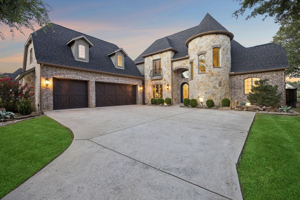 WHAT DOES $1.25 MILLION BUY IN OAK POINT, TEXAS? 5 Beds 5Baths