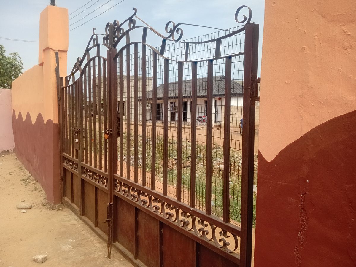 School Building FOR SALE (BUNGALOW) — ₦25,000,000 | GidiStay — 1 bed commercial in Badagry, Badagry (interior)