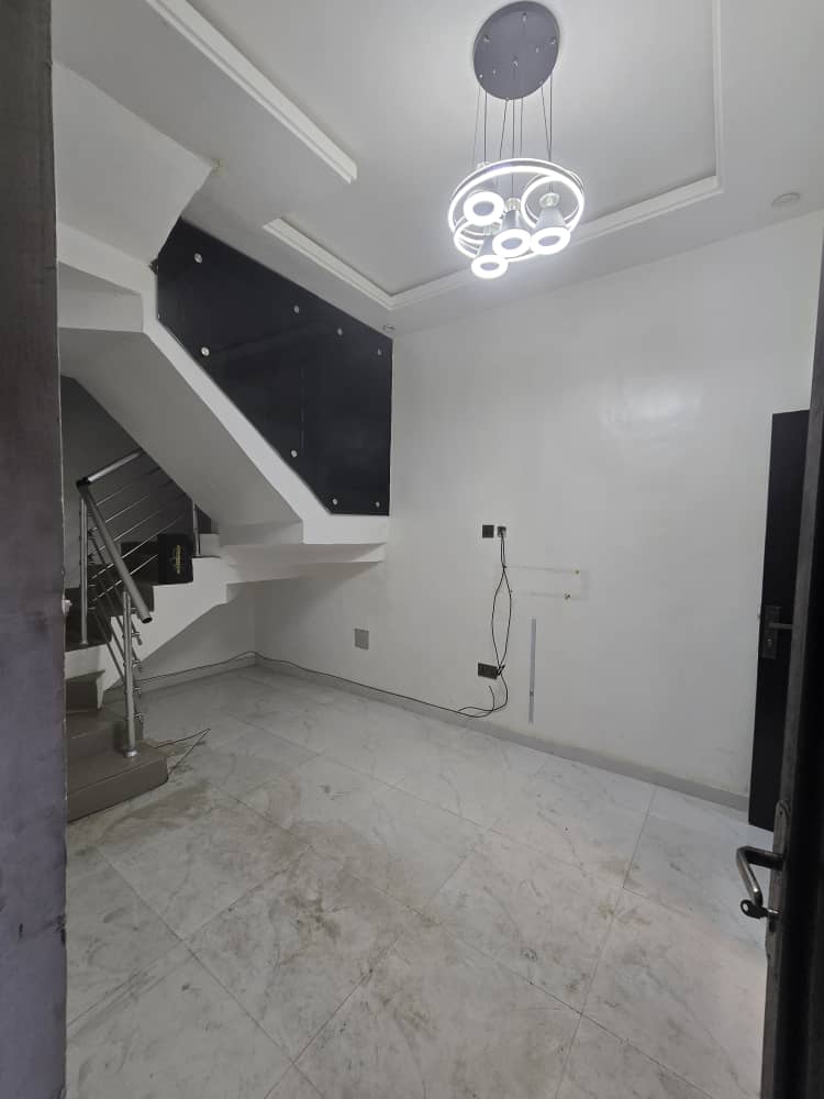 Mini flat duplex — ₦6,000,000/year | GidiStay — 1 bed apartment in Omole phase 2 (interior)