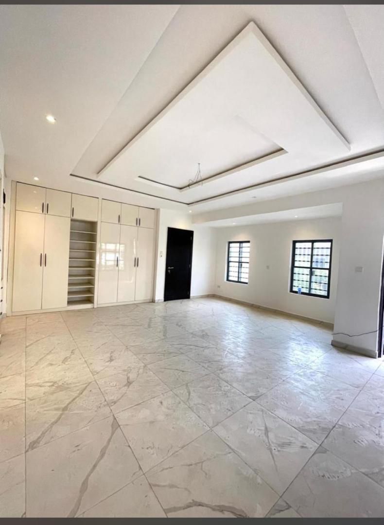5-Bedroom Duplex For Rent in Lekki Phase 1, Lagos — ₦60,000,000/year | GidiStay — 5 bed duplex in Lekki Phase 1, Lagos (bedroom view)