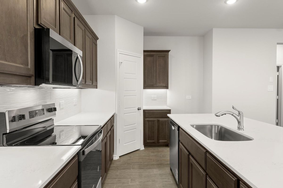 3 bedrooms, 2 bathrooms, and a 2-car garage Plano Texas — $292,999 | GidiStay — 3 bed house in Aubrey (additional view)