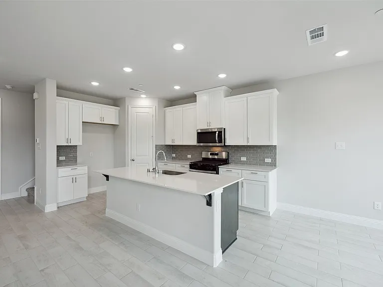 3 beds 2.5 baths Townhome Plano Texas — $499,000 | GidiStay — 3 bed townhouse in Plano (interior)
