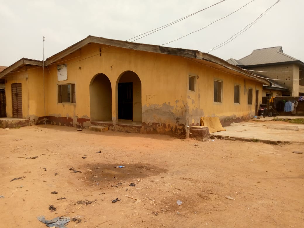 A standard building of 3 bedroom flats For Sale with 2 bedroom flats and shop at de front , available for Sale at Mowe Ogun State. *Note* : Not far from Mowe bus stop with good access road and Document , in a Secured Environment. *Land Size* : Standard Half Plot of land. *Document* : *C of O* *Price* : *N20m* *100% Closable* — ₦20,000,000 | GidiStay — 3 bed house in Mowe Ibafo, Mowe (main view)