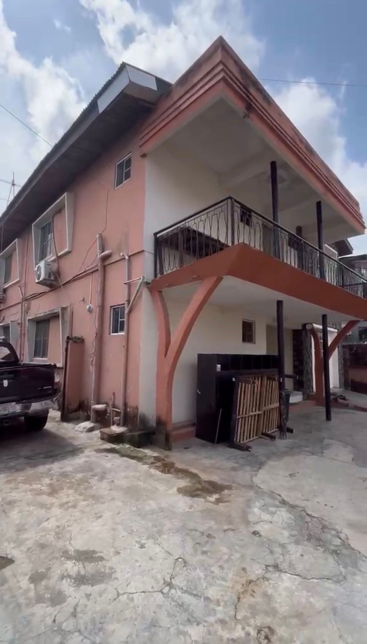 FOR SALE IN SURULERE : Storey building on a full plot measuring 500sqm — ₦300,000,000 | GidiStay — 1 bed house in Surulere (bedroom view)