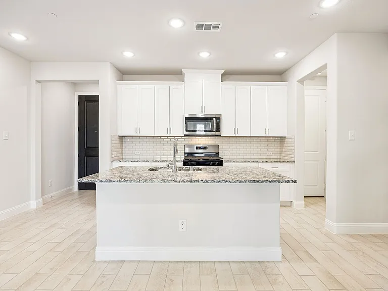 4 beds 3.5 baths, Plano Texas — $519,000 | GidiStay — 4 bed  in Plano (interior)