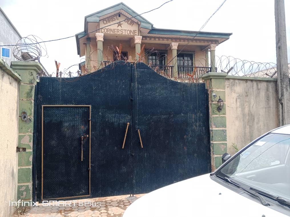 A BLOCK OF FLATS CONTAINING A 3 BEDROOM FLAT, A 2 BEDROOM FLAT AND A ROOM SELF CONTAINED FOR SALE OFF AYAWOELE ROAD, ALAGBOLE. - WELL FINISHED FLATS WITH POP - ALL ROOMS ENSUITE - EXTRA TOILET FOR VISITORS - SEPARATE DINING ROOM - ALL FLATS WITH DEDICATED PREPAID METER - WELL FENCED AND GATED - GOOD ACCESSIBILTY TITLE: RECEIPT AND SURVEY PRICE: N120M ASKING — ₦120,000,000 | GidiStay — 3 bed  in Alagbole Akute Road, Lagos (main view)
