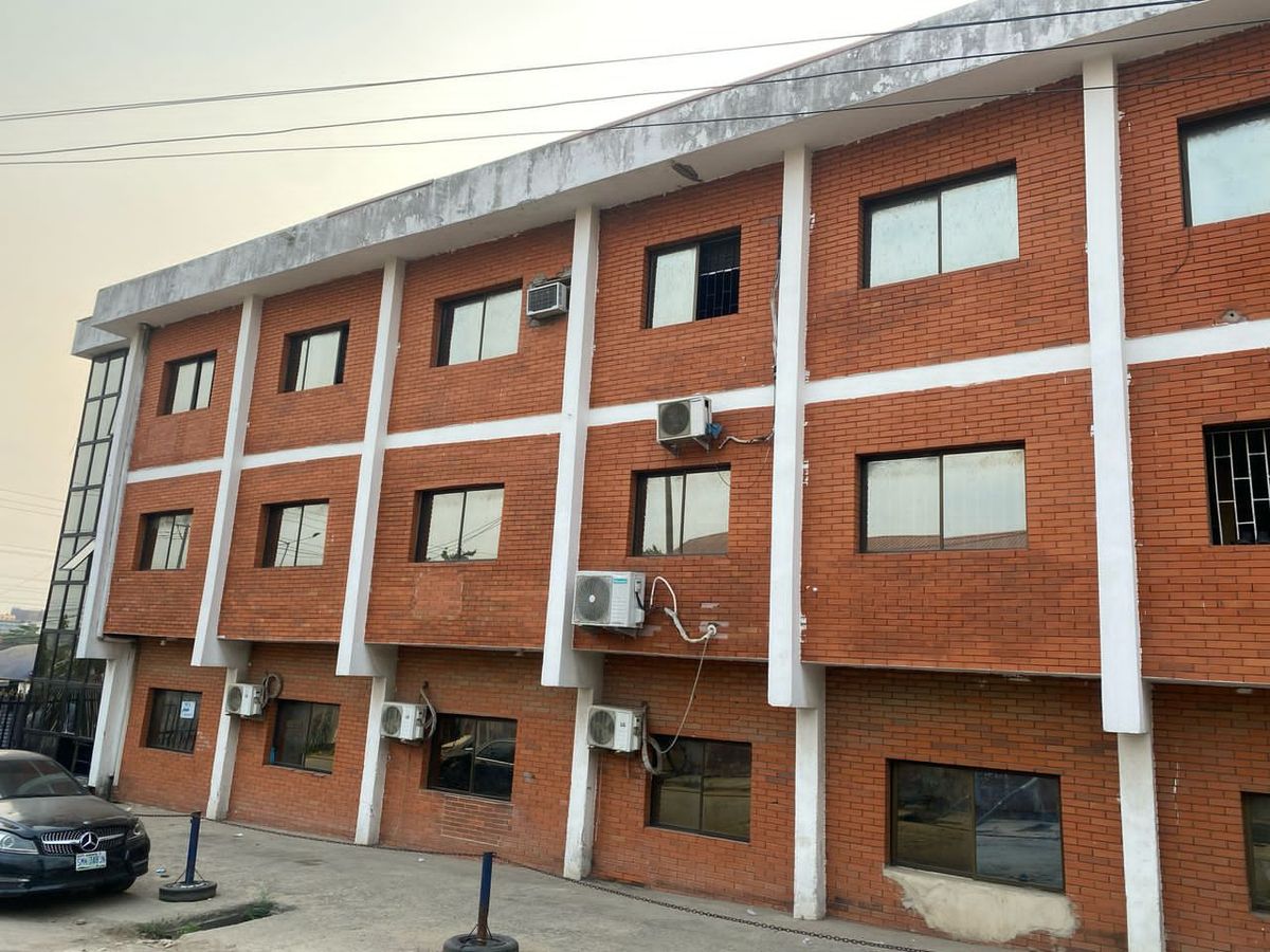 2 STOREY OFFICE BlOCK ON ALMOST 450SQM CORNER PIECE LAND FOR SALE ALONG KUDIRAT ABIOLA WAY ALAUSA IKEJA LAGOS TITLE DOCUMENT: GOVERNOR'S CONSENT PRICE TAG: ₦850M net VACANT POSSESSION. Good for; School Bank Offices & so on Joefr🤴 — ₦850,000,000 | GidiStay — 1 bed house in Ikeja, Lagos (main view)