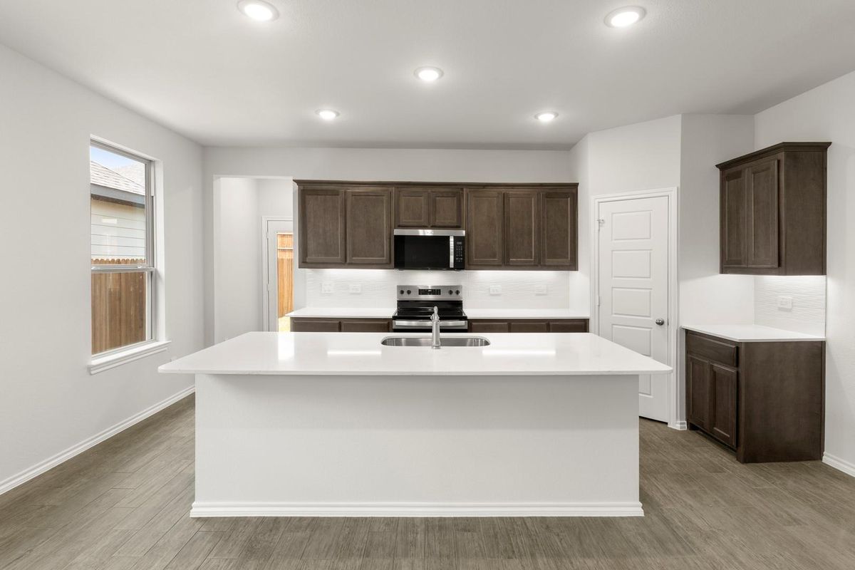 3 bedrooms, 2 bathrooms, and a 2-car garage Plano Texas — $292,999 | GidiStay — 3 bed house in Aubrey (interior)