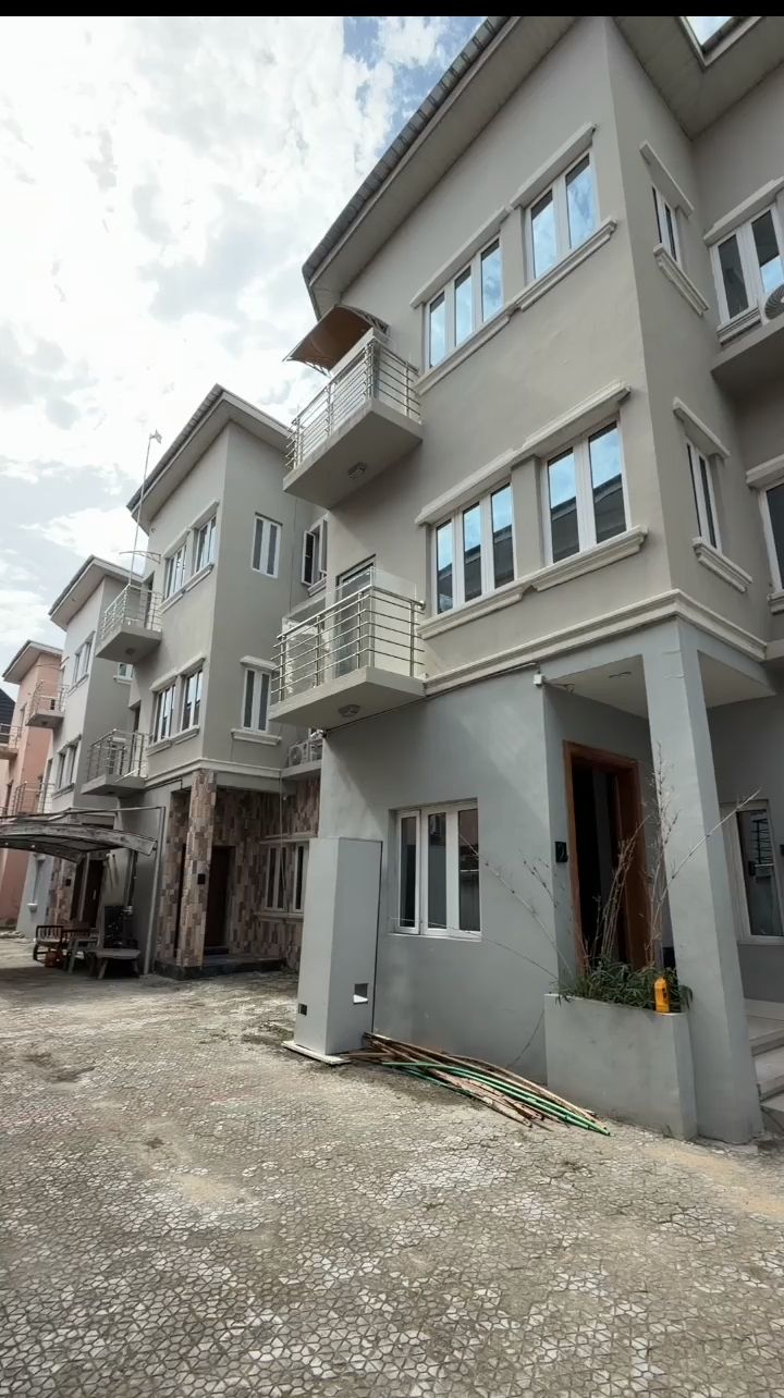 7-Bedroom Duplex For Rent in chevron, lekki, Lagos — ₦18,000,000/year | GidiStay — 7 bed duplex in chevron, lekki, Lagos (interior)