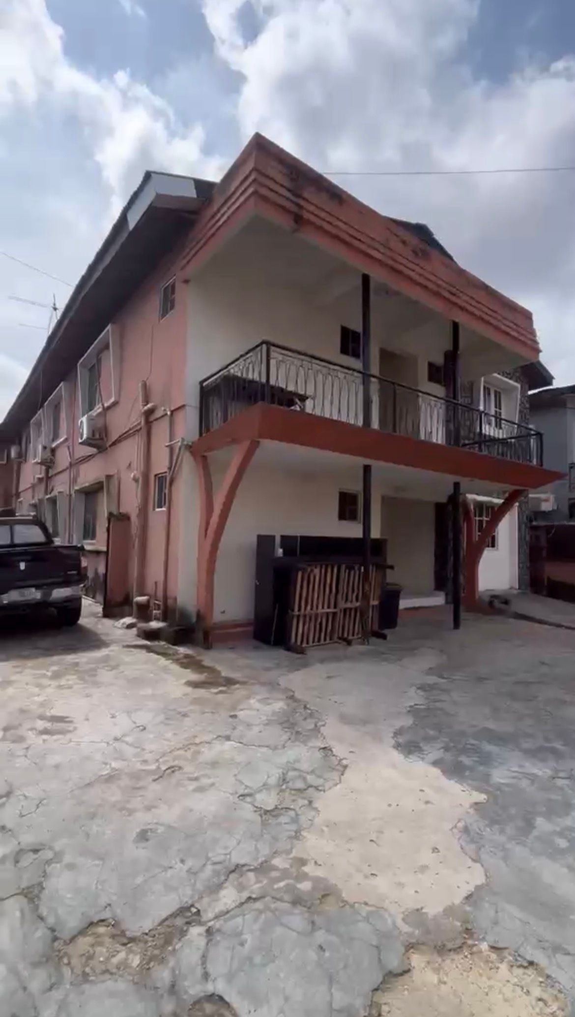 FOR SALE IN SURULERE : Storey building on a full plot measuring 500sqm — ₦300,000,000 | GidiStay — 1 bed house in Surulere (main view)
