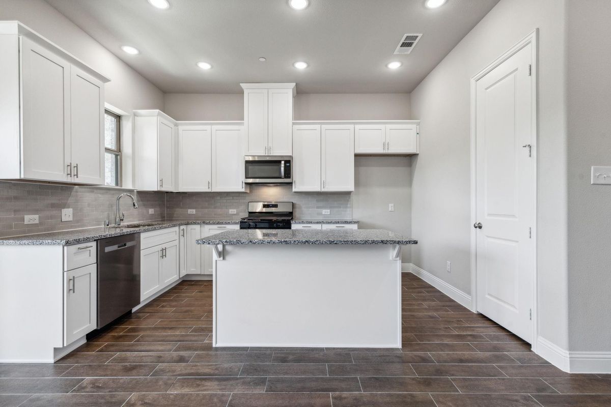 4 Beds 3 Baths Plano Texas 1,903Sqft — $519,000 | GidiStay — 4 bed  in Plano (interior)