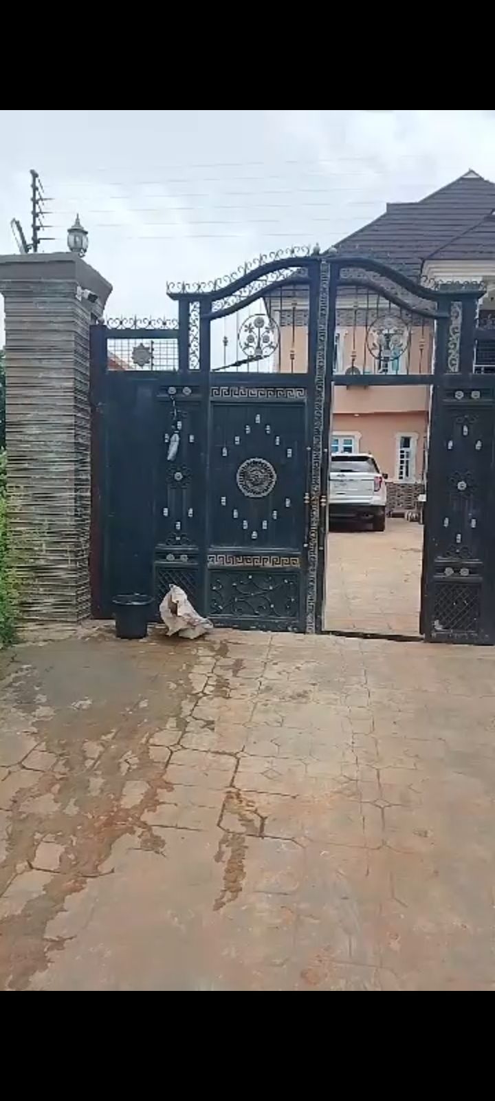 Location. Opic Estate Diya Gate, Area 4. Agbara 5 bedroom duplex, Security house, Generator house, Dogs house, CCTV camera's, Visitor waiting room, Living room, Family living room, Kitchen, Store, Gym, Laundry, etc. 90m (Asking) — ₦90,000,000 | GidiStay — 5 bed duplex in Opic Estate, Agbara Lagos (bedroom view)