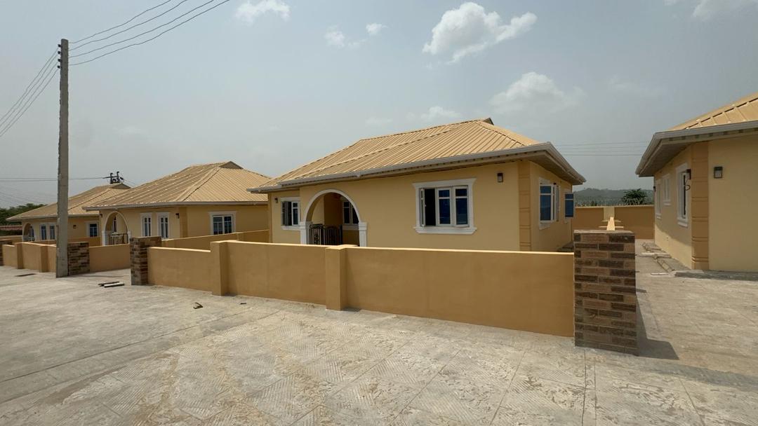 units of *2 bedroom detached bungalows* with a room selfcon at 📍_akinsola farm — ₦1,000,000/year | GidiStay — 2 bed house in Apete, Ibadan (main view)
