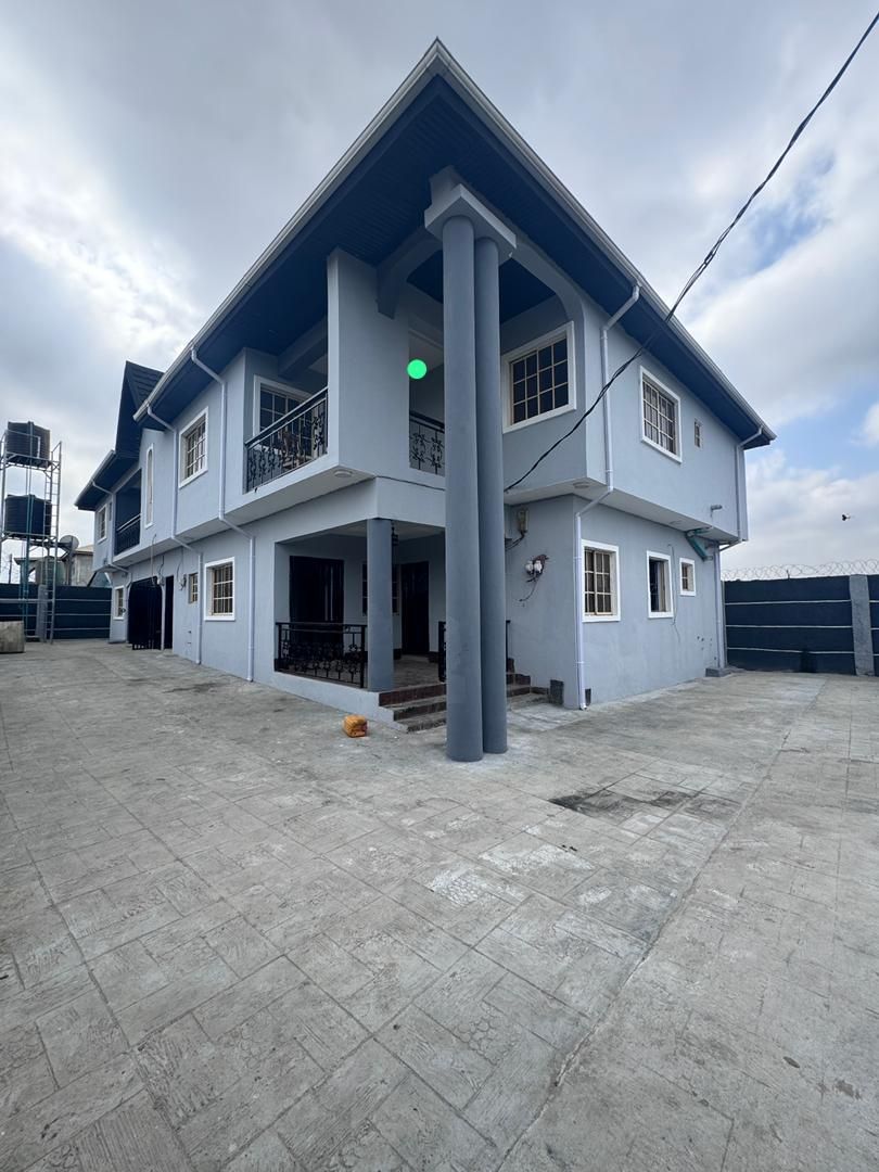 STANDARD 3BEDROOM FLAT AT AKOBO — ₦3,000,000/year | GidiStay — 3 bed house in Akobo, Ibadan (main view)