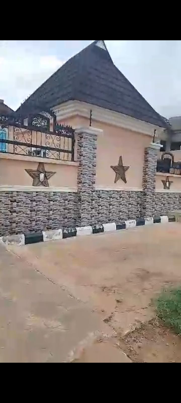 Location. Opic Estate Diya Gate, Area 4. Agbara 5 bedroom duplex, Security house, Generator house, Dogs house, CCTV camera's, Visitor waiting room, Living room, Family living room, Kitchen, Store, Gym, Laundry, etc. 90m (Asking) — ₦90,000,000 | GidiStay — 5 bed duplex in Opic Estate, Agbara Lagos (main view)
